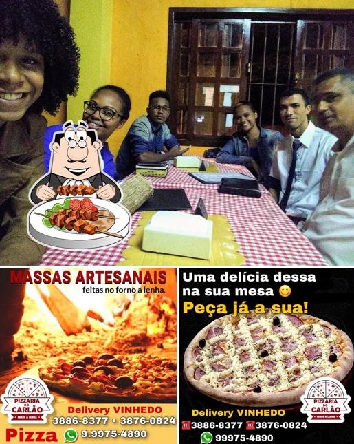 Entre diversos coisas, comida e mesa de jantar podem ser encontrados no Pizzaria e Lanches do Carlão