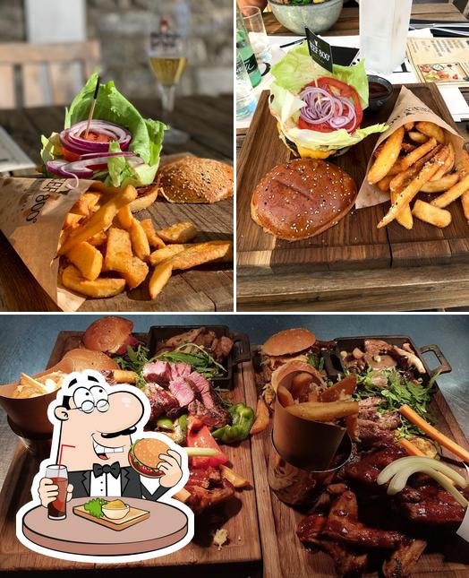 Holt einen Burger bei Beef 800° - Grill & Bar - Steakhaus Würzburg