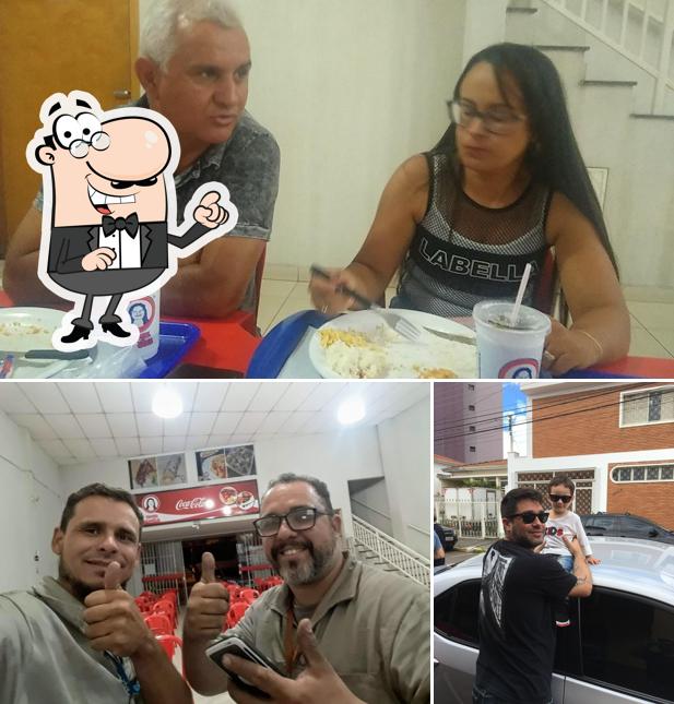 Sente em uma das mesas no Pastel D'Amélia