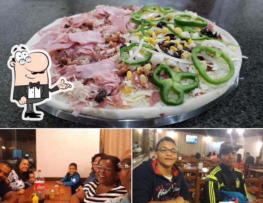 Esta é a foto ilustrando interior e comida a Tele Pizza Guanabara