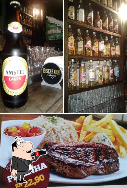 A imagem do Bar Alvará’s bebida e comida