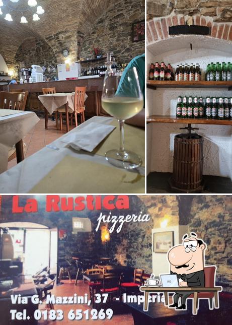 Siediti a un tavolo di La Rustica