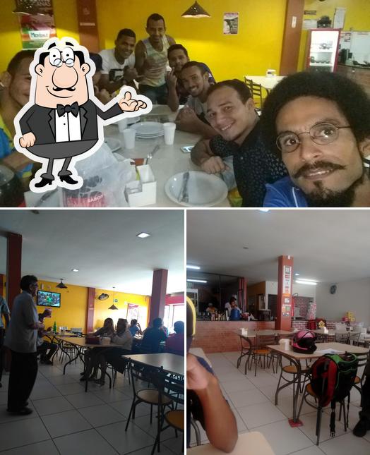 Sente em uma das mesas no Germannu's Grill ( pizzaria e hambúrgueria)