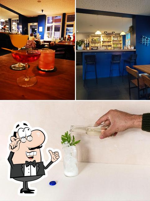 Parmi les diverses choses de la intérieur et la comptoir de bar, une personne peut trouver sur BOTEYE cocktails et spiritueux