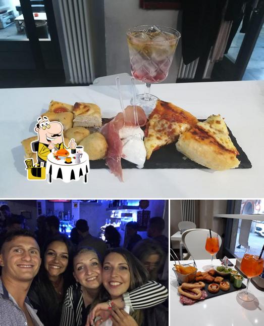 Guarda la foto che raffigura la cibo e bancone da bar di Dejavù