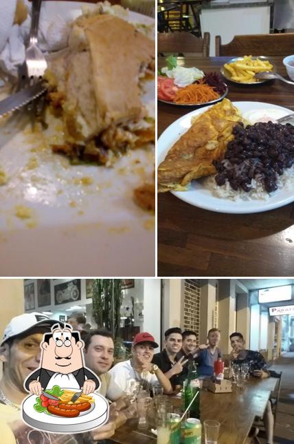 Entre diversos coisas, comida e interior podem ser encontrados no Baixinha Lanches