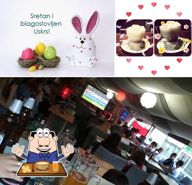 Guarda la foto che presenta la cibo e interni di Caffe bar 054