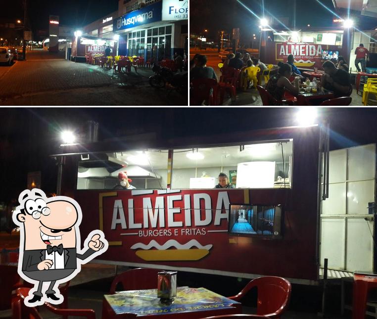 O interior do Almeida Burgers e Fritas