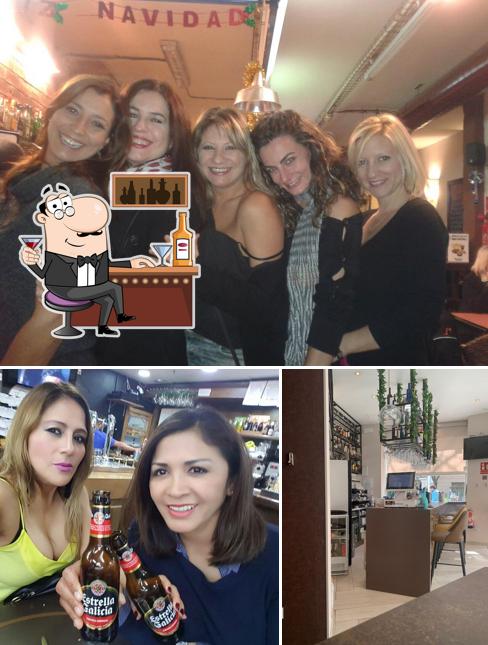Посмотрите на этот снимок, где видны барная стойка и внутреннее оформление в Madrid tapas bar