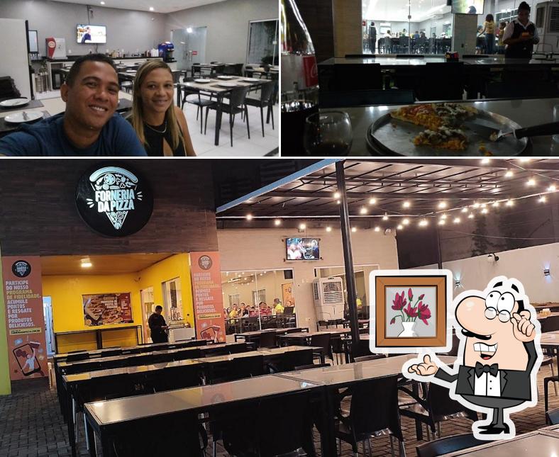 Sente em uma das mesas no Forneria da Pizza