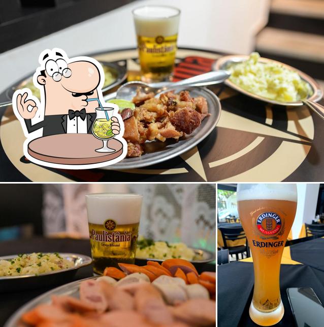 A foto do Berlin Bier Haus’s bebida e comida