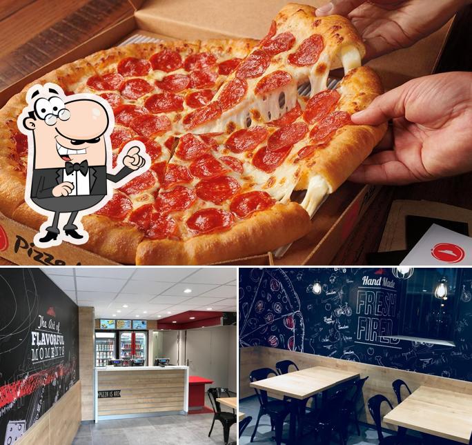 L’image de la intérieur et pizza de Pizza Hut’s