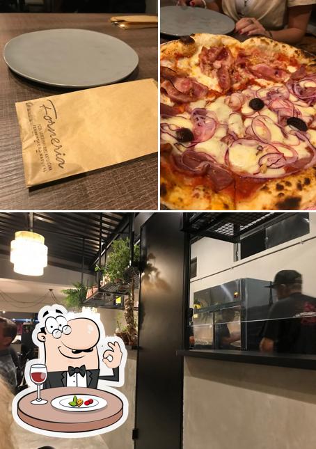 Entre diferentes coisas, comida e interior podem ser encontrados no Forneria Pizza Artesanal