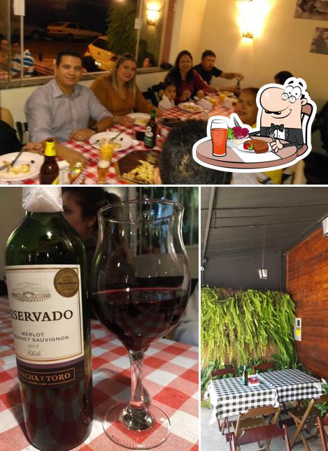 Entre diferentes coisas, mesa de jantar e álcool podem ser encontrados a Fratelli Pizzaria