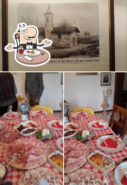 La foto della tavolo da pranzo e esterno di Nuova Panetteria Di Fiore Mario