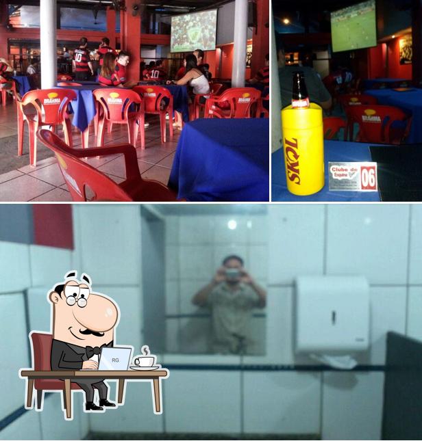 O interior do Clube de Esquina Bar