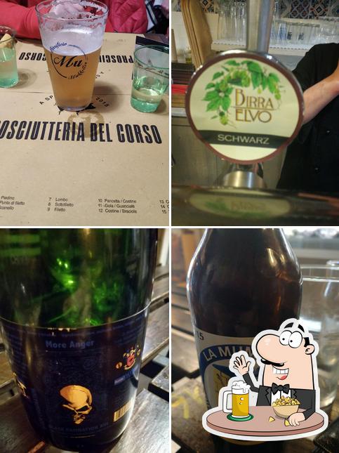 Puoi ordinare un rinfrescante bicchiere di birra chiara o scura