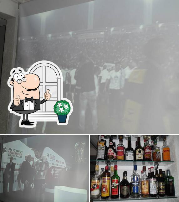 Entre diferentes coisas, exterior e cerveja podem ser encontrados no Bar do Fiot