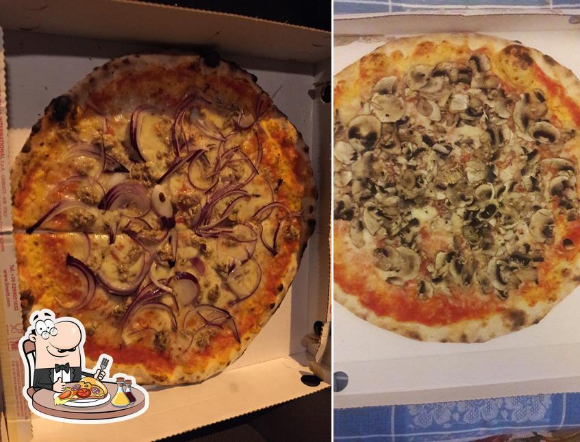 Scegli una pizza a Pizza Time Pizzeria d'asporto di Sebastiani Massimo