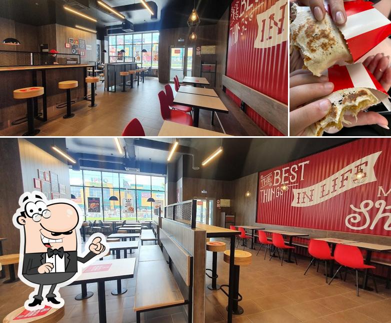 Las fotos de interior y emparedado en KFC