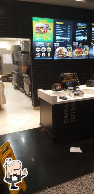 Look at this picture of McDonald's Shopping Estação