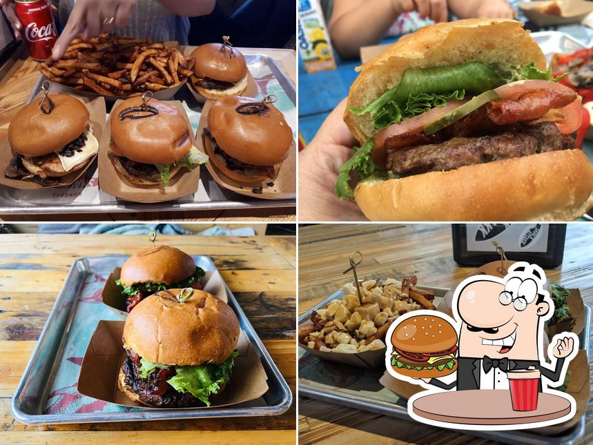 Shack Attakk Mont-Saint-Hilaire offre une variété d'options pour les amateurs d'hamburgers