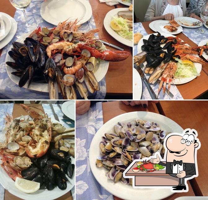 Order seafood at Los Choqueros