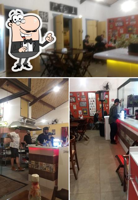 Sente em uma das mesas no Hamburguer do Zé