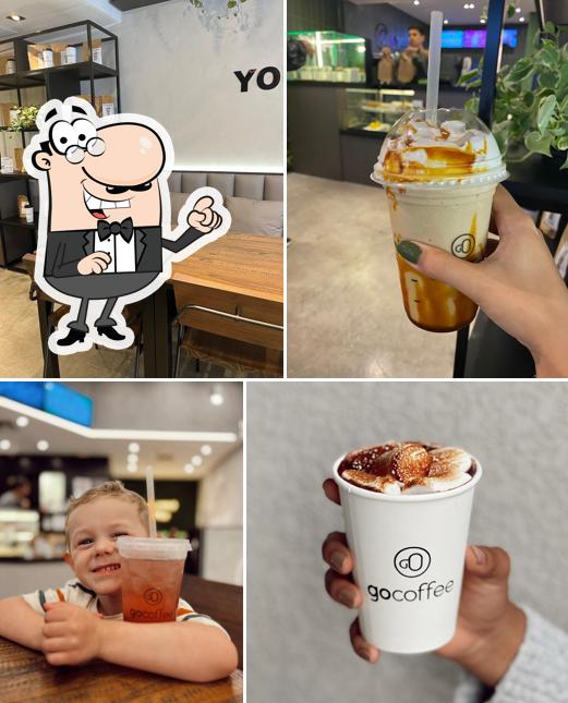 Sente em uma das mesas no Leonora's Coffee & Drinks