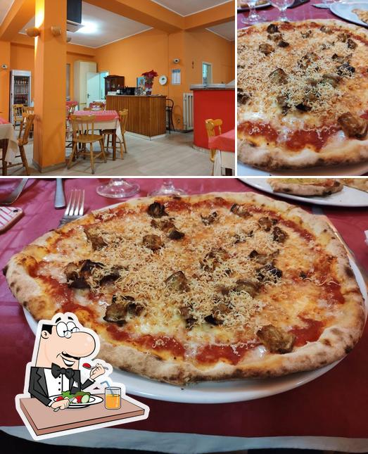 Dai un’occhiata alla foto che raffigura la cibo e interni di Ristorante La Quercia