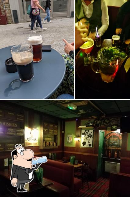 KilKenny's Pub se distingue par sa boire et comptoir de bar