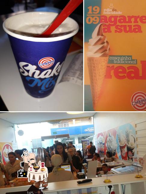 Confira a foto mostrando comida e interior no Chiquinho Sorvetes