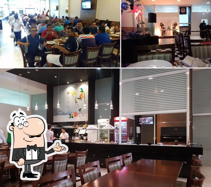 Sente em uma das mesas no Mio Sapore Restaurante