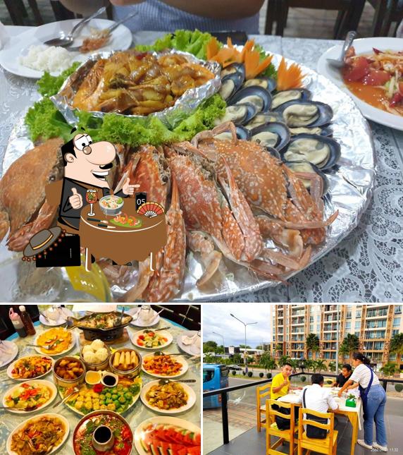 Among different things one can find food and dining table at พัทยา ซีฟู๊ด จอมเทียน Pattaya Seafood Jomtien