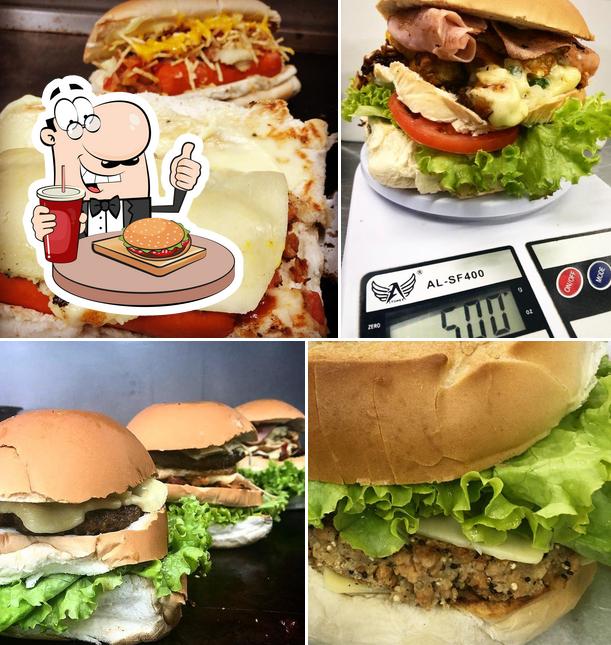 Experimente um hambúrguer no Aquariu's Burger House Dogueria Campeão