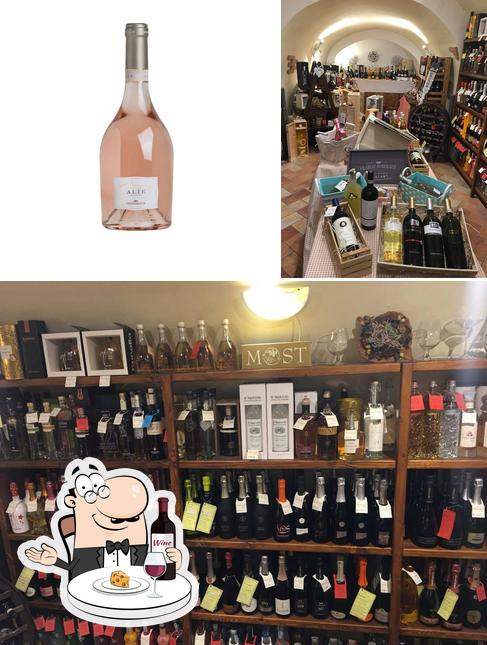 È gradevole prendersi un bicchiere di vino a Enoteca del Borgo Antico Procida