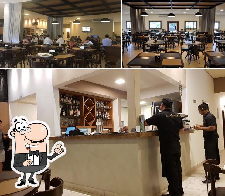 Sente em uma das mesas no Petrópolis Restaurante