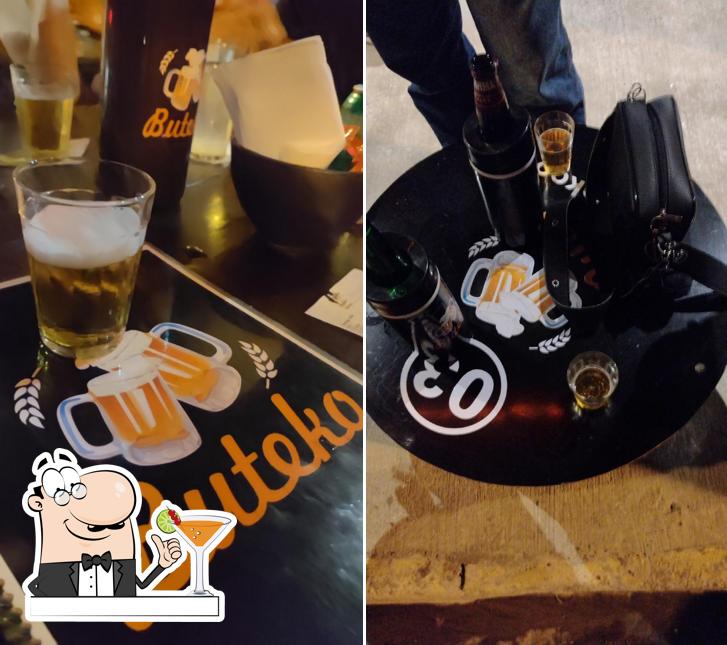 Tome uma bebida do menu