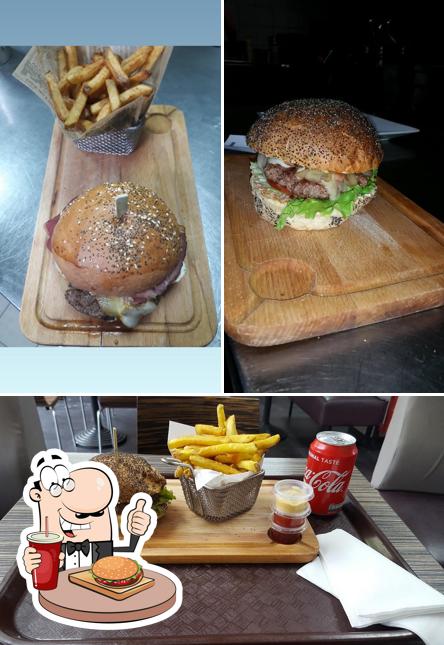 Try out a burger at Kuisto Montreuil