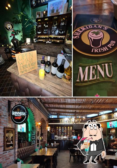 O Sheridan's Irish Pub se destaca pelo bebida e interior