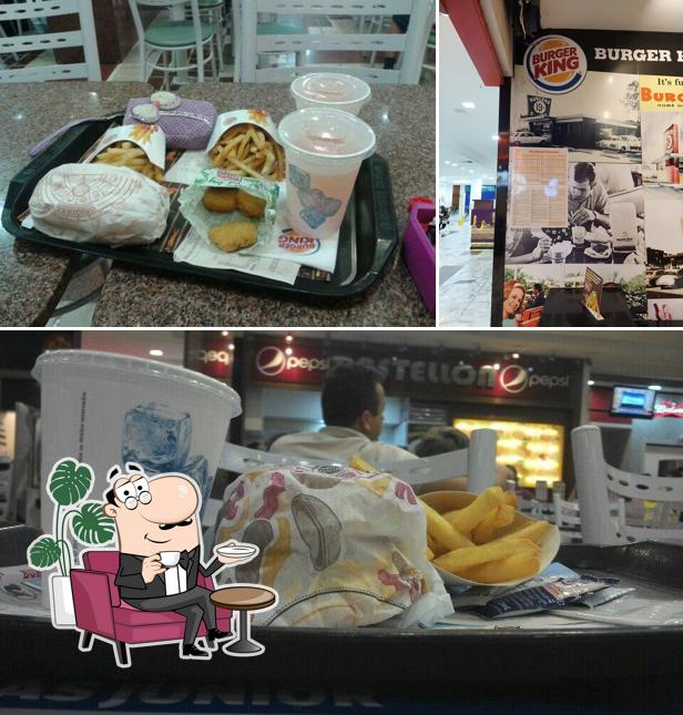 Sente em uma das mesas no Burger King