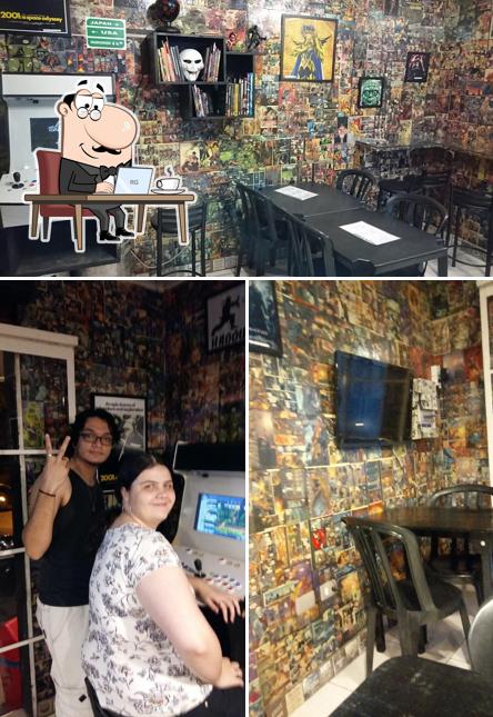 Sente em uma das mesas no Geek Burguer