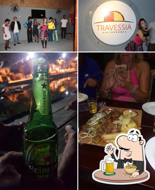 Desfute uma tulipa de cerveja leve ou escura