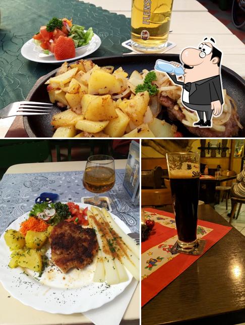 Это фото, где изображены напитки и мясные блюда в Müllers Gasthaus