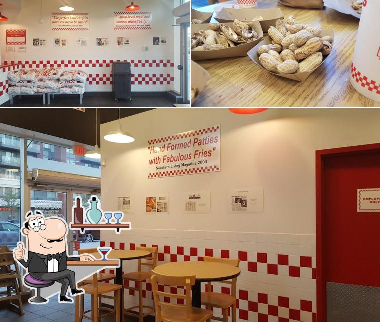 Voici la photo indiquant la intérieur et nourriture sur Five Guys