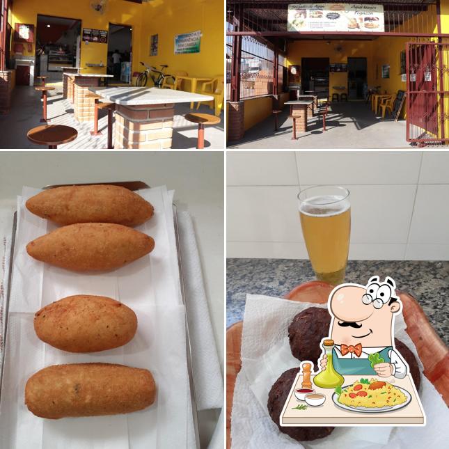 Esta é a ilustração mostrando comida e interior no Carlinho's Bar e Amigos