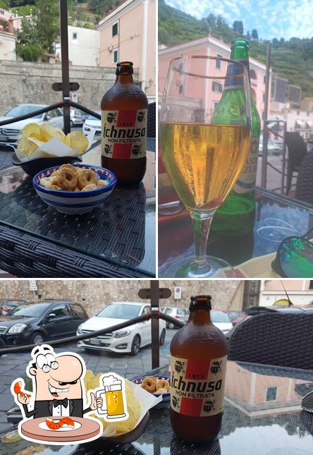 Puoi ordinare un rinfrescante bicchiere di birra chiara o scura