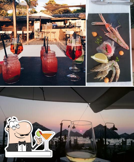 Guarda la immagine che presenta la bevanda e frutti di mare di Florida Beach Club