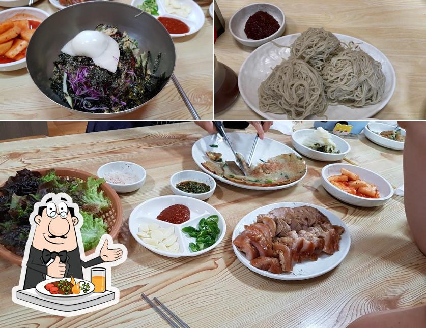 Comida en 칡사랑메밀사랑