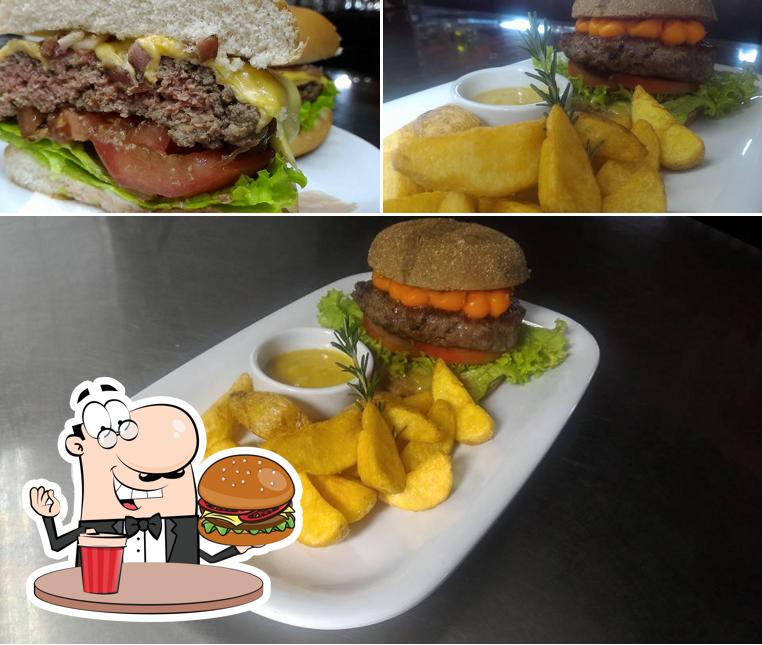 Experimente um hambúrguer no Golden Ball Bar & Pizzaria